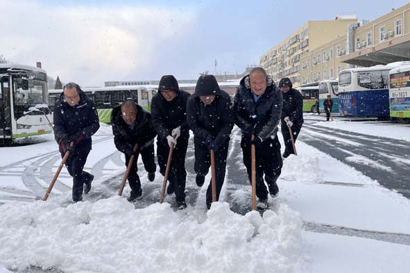 棲霞公司：清雪除冰 熱“雪”沸騰